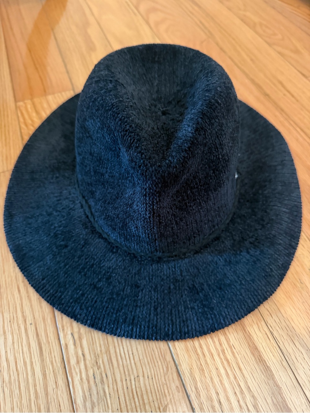 Woman’s Black Stylish Hat - Classic Falk/Winter Accessory